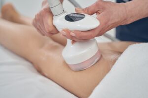 Ultrasound gel on the skin for better body contouring procedure